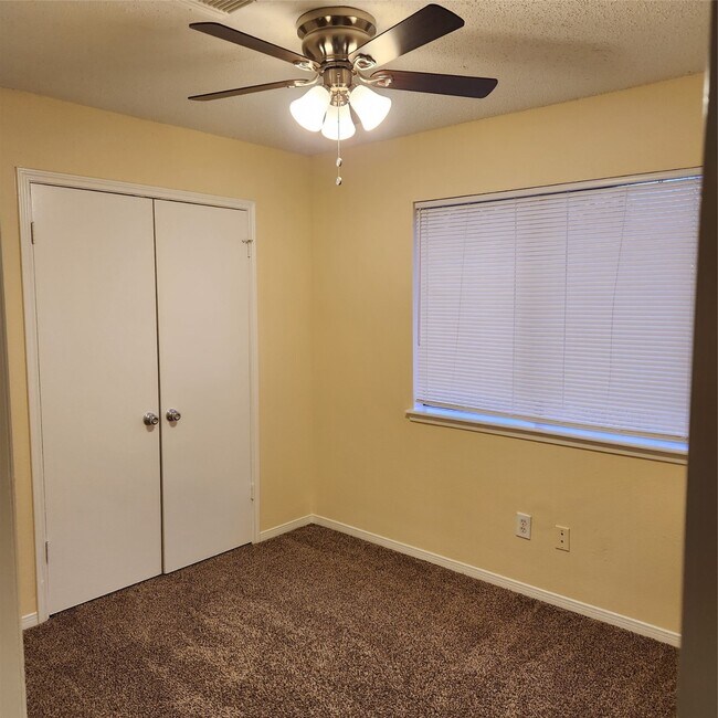 Building Photo - 10013 Spring Pl Dr