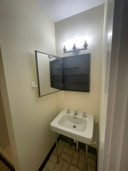 Building Photo - 86 Elm St