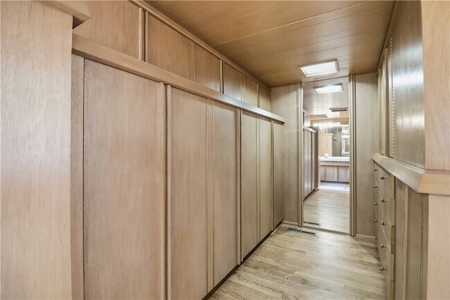 Building Photo - 951 Pembroke Rd