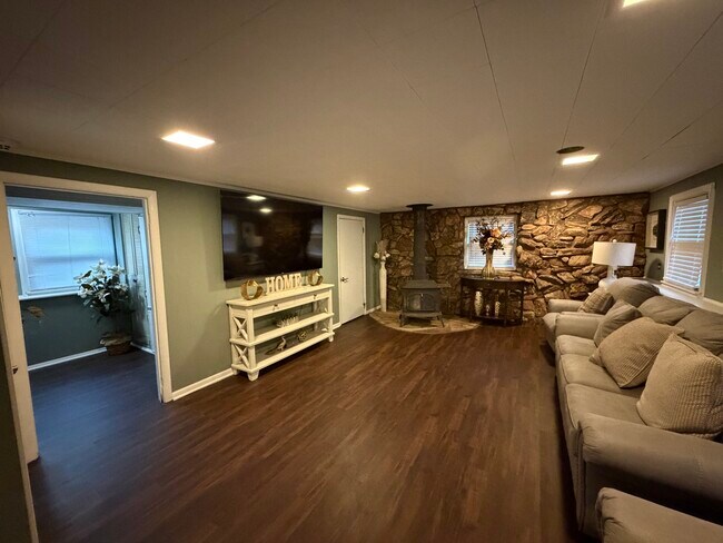 Building Photo - 202 Hickory Rd