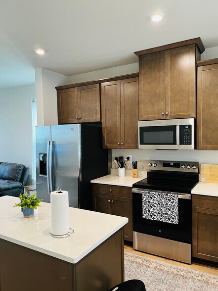 Building Photo - 4944 Dunhaven Dr