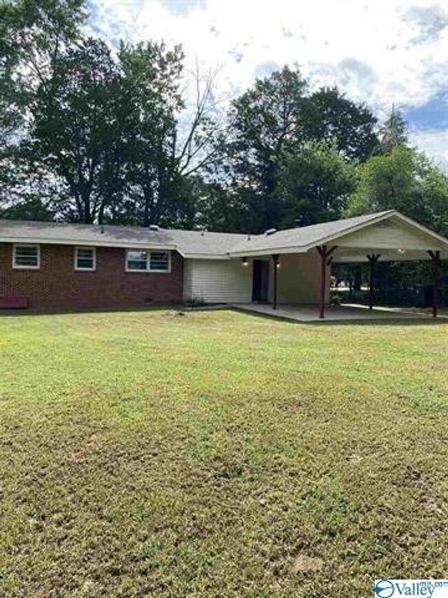 Building Photo - Newly remodeled 3 bedroom/2.5 bath brick h...