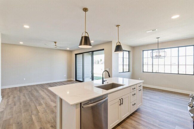 Building Photo - 2103 Lacey Dr