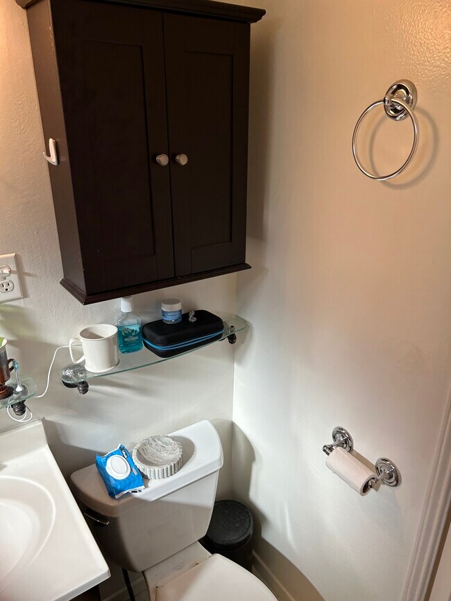 Building Photo - 638 Sheldon St