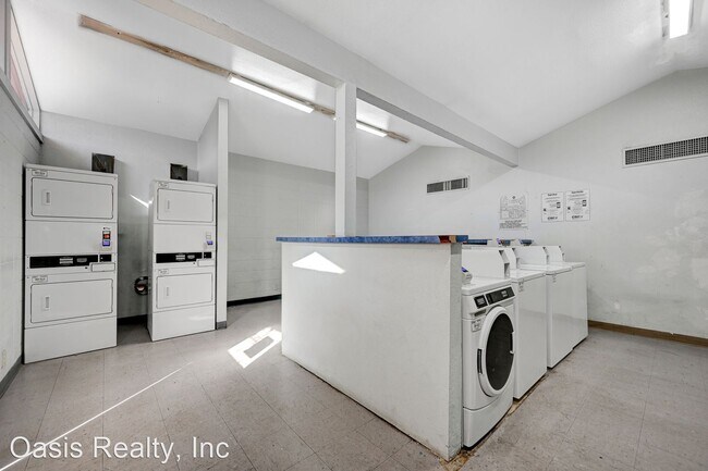 Building Photo - 1 br, 1 bath House - 605 S. Royal Crest Ci...