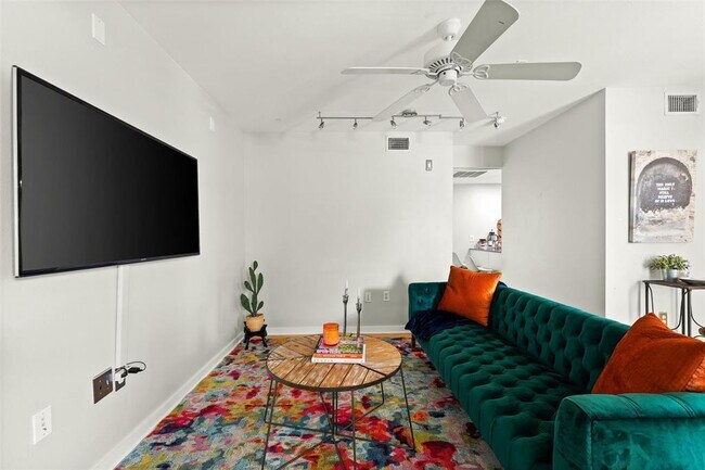 Building Photo - 2200 Dickson Dr