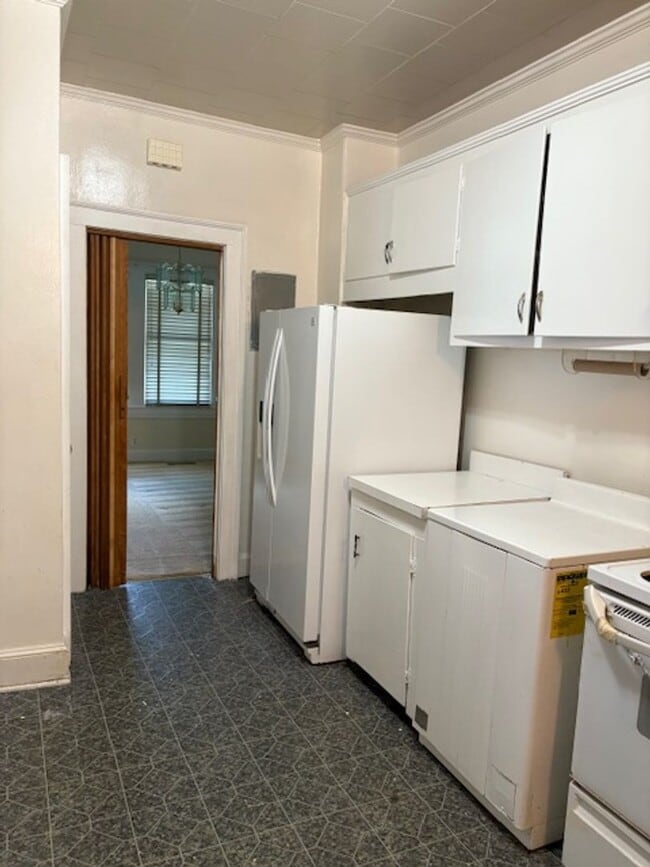 Building Photo - Well Maintained Older Home with Central HVAC