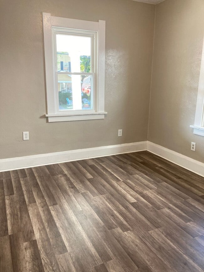 Building Photo - Spacious Recently updated 2 Bedroom 1 Bath...