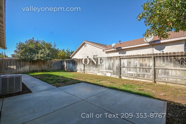 Building Photo - Well-Maintained Single Story Home in Desir...