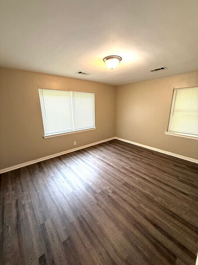 Building Photo - **4 Bed 2 Bath located in Morningview **Call (334-366-9198 for a self showing)