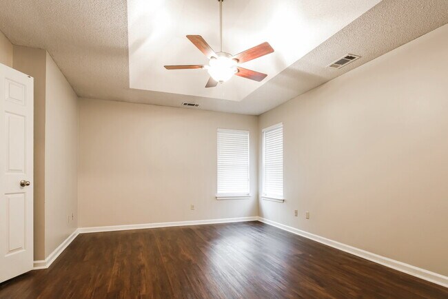 Building Photo - 105 Norma Carol Cove