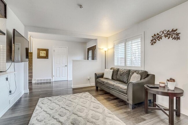 Building Photo - 2860 S Golden Way