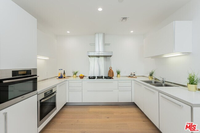 Building Photo - 825 Kings Rd