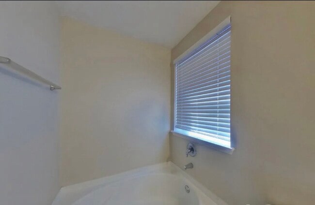 Building Photo - Welcome Home: Beautiful 4-Bedroom Single-Family Gem