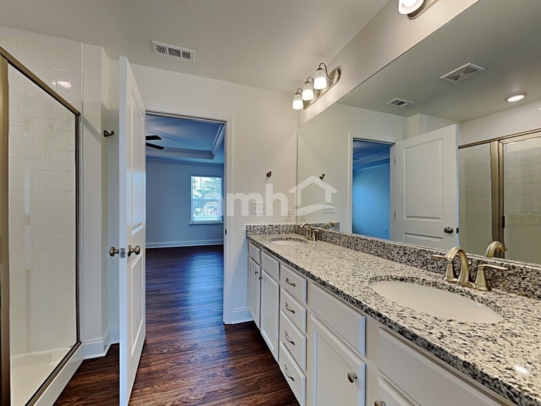 Building Photo - 1356 Lomond Dr