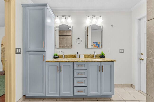 Building Photo - 9414 Laura Anne Dr