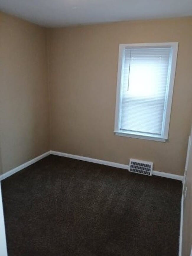 Building Photo - 12075 Rossiter- 3 BEDS & 1 BA FOR RENT!