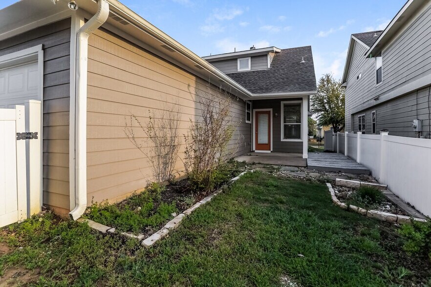 Building Photo - 10200 Cedar Lake Dr