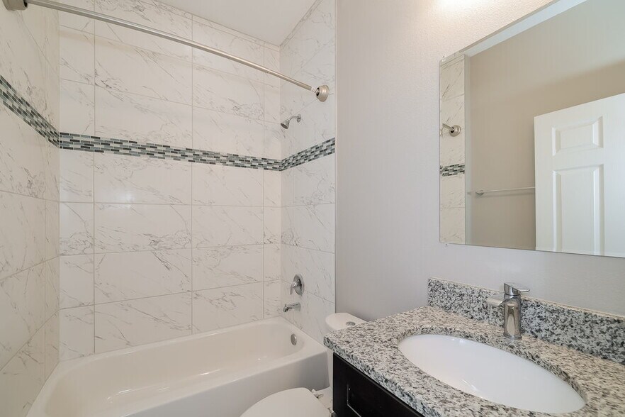 Building Photo - 1010 Heron Ct
