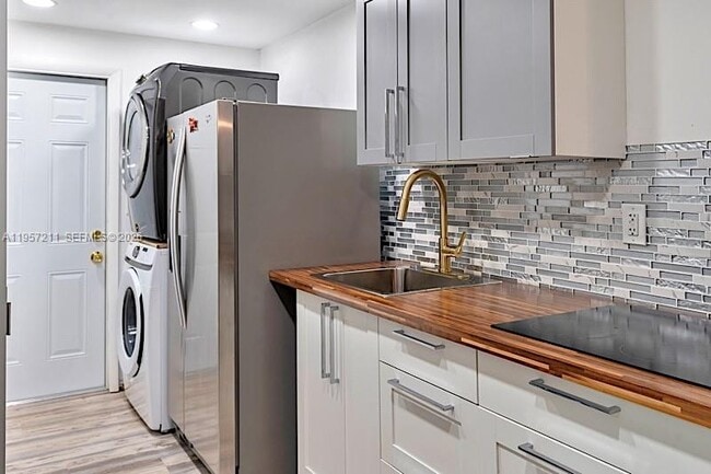 Building Photo - 1450 NE 170th St