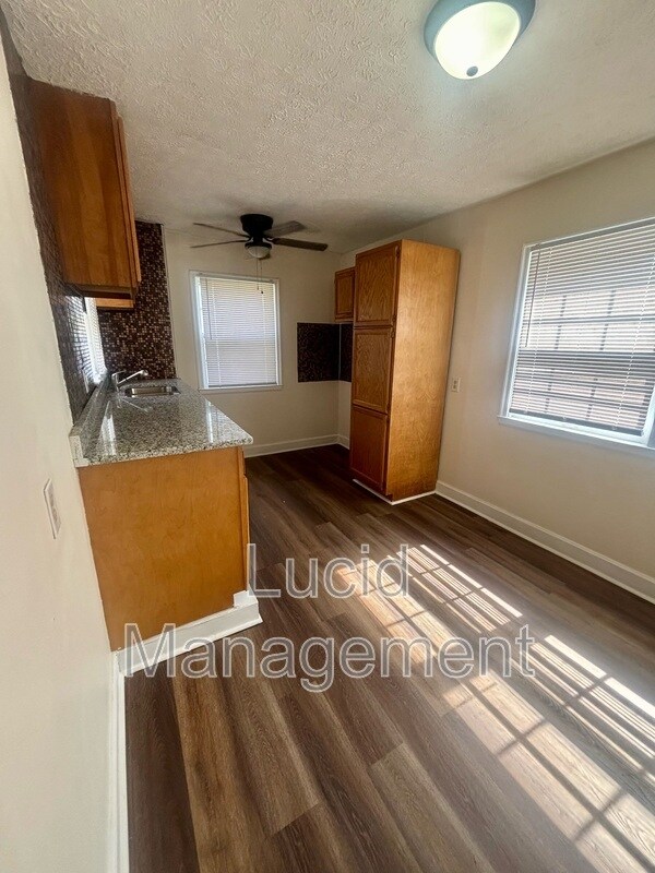 Building Photo - 1305 Larchmont Ave