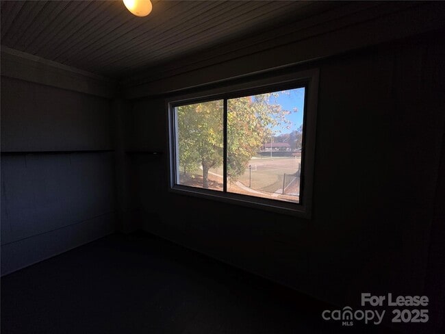 Building Photo - 1412 Park Dr