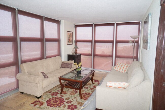 Building Photo - 525 N Ocean Blvd