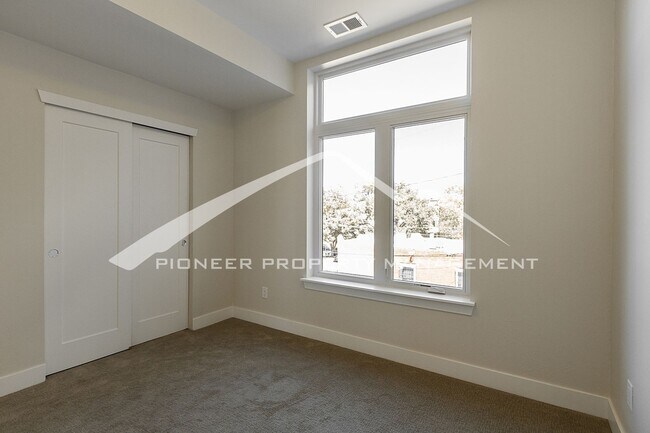 Building Photo - Georgeous Modern Condo with a Kitchen Fit for a Chef!