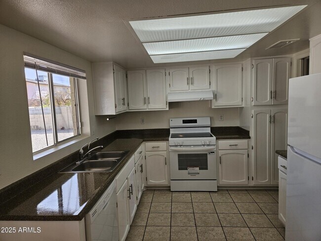 Building Photo - 1560 W Keating Ave