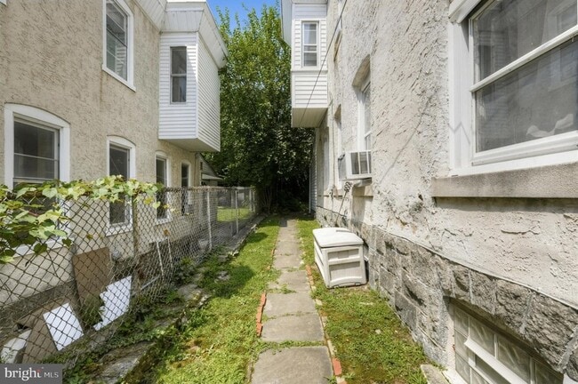 Building Photo - 201 Sumac St
