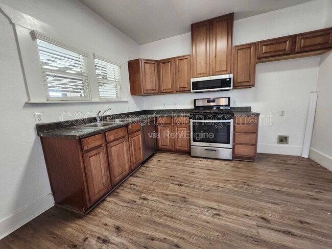 Building Photo - 765 E San Joaquin Ave