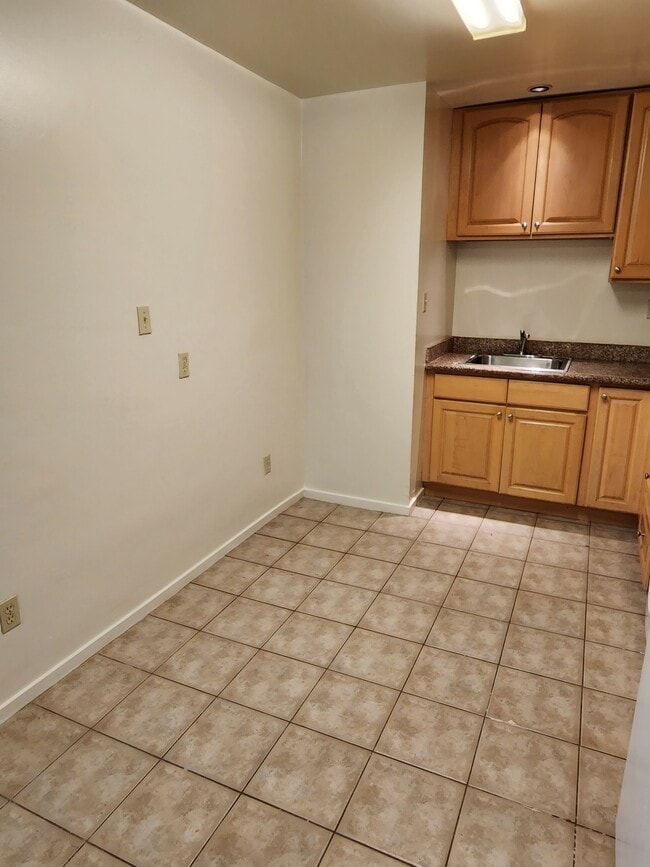 Building Photo - 1810 Bush St