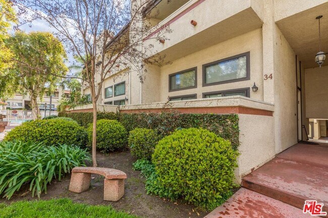 Building Photo - 6930 De Celis Pl