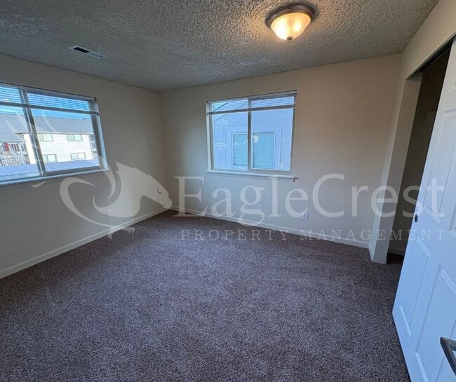 Building Photo - Two Bedroom Upstairs Unit in The Vineyards HOA **Half Off 2nd Month Rent**