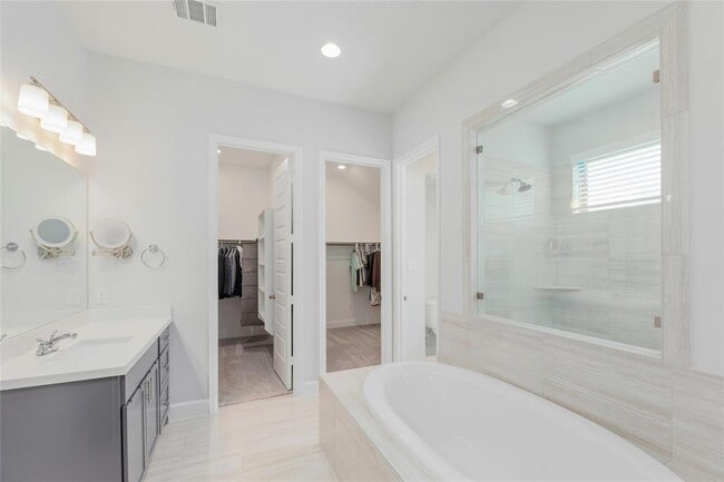 Building Photo - 14525 Kira Ln