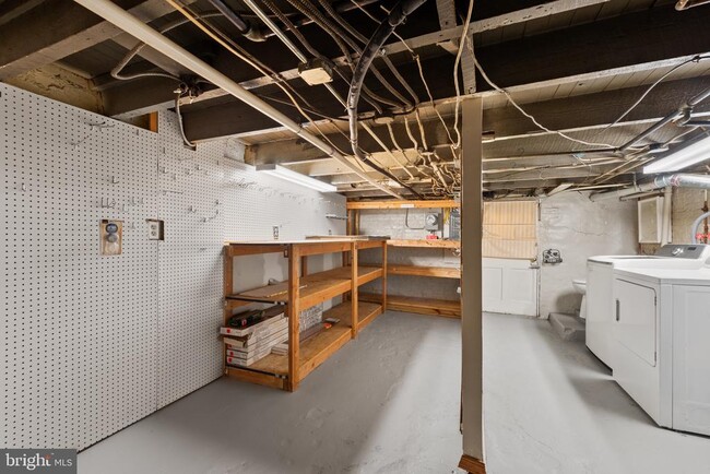 Building Photo - 733 S Conkling St