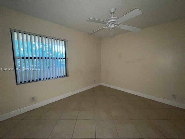 Building Photo - 9999 Summerbreeze Dr