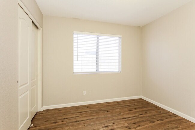 Building Photo - 8547 W Laurel Ln