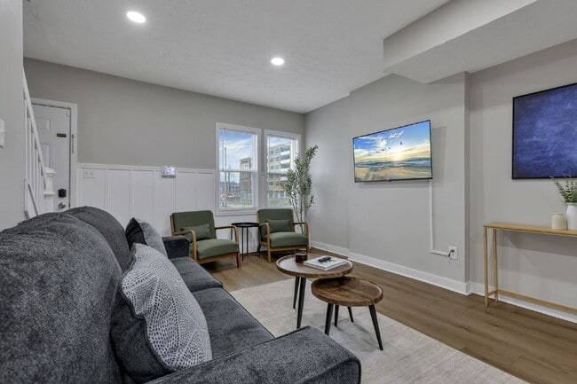 Building Photo - Modern 2BR Townhouse | Walk to Downtown | All Utilities Included