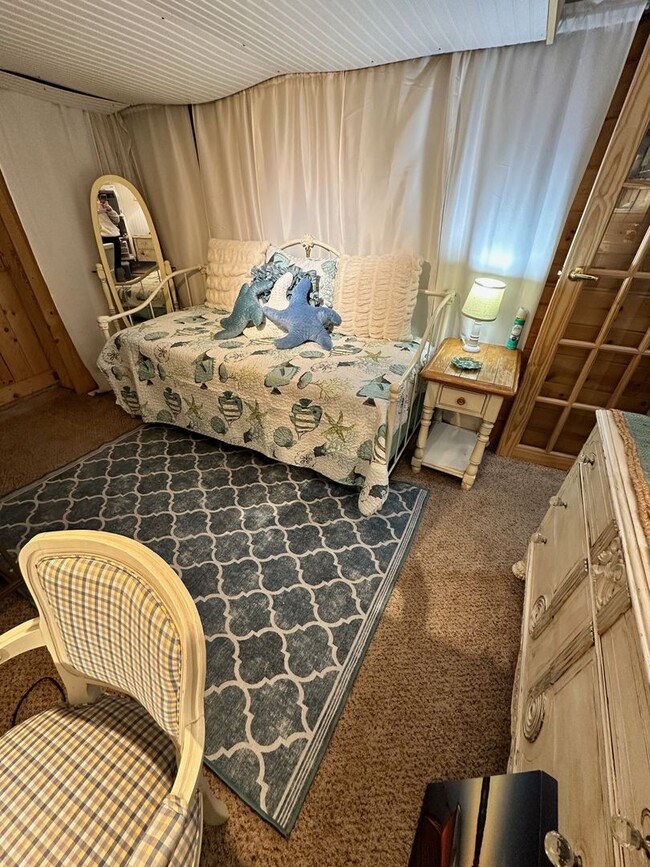 Building Photo - 5 Bedroom 2 1/2 Bath Home w/ Wrap Around P...