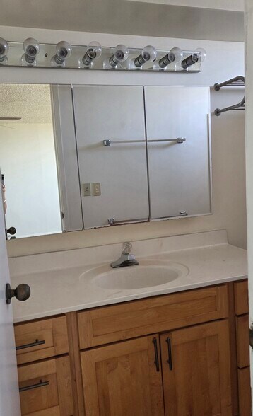 Master Bathroom - 98-288 Kaonohi St