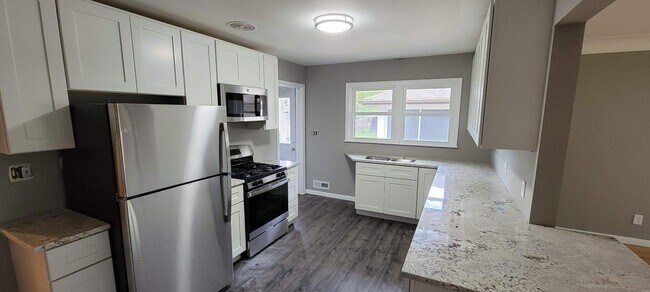 Building Photo - Completely remodeled 3 bedroom duplex in c...