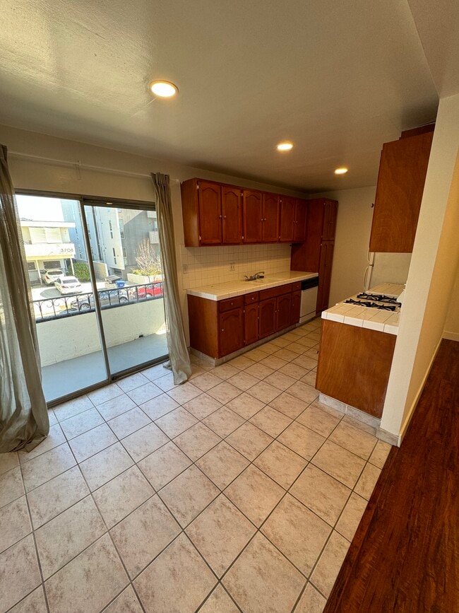 Building Photo - 3707 Kelton Ave
