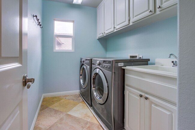 Building Photo - 4 Bedroom Cul-de-Sac home in San Elijo Hills!