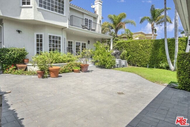 Building Photo - 116 N Palm Dr