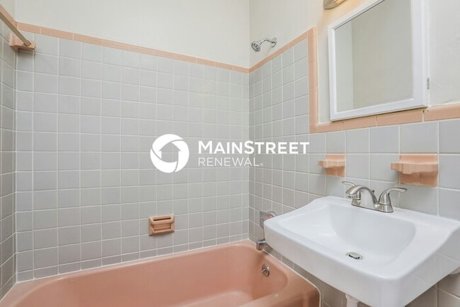 Building Photo - 3 Bedroom Pet-Friendly Home in ORLANDO, FL with Main Street Renewal