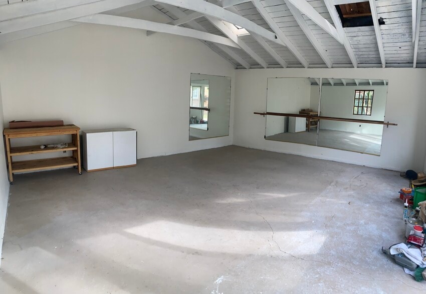 Garage/Studio - 11147 La Maida St