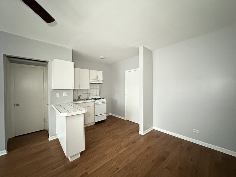 Building Photo - 4031 N Kenmore Ave