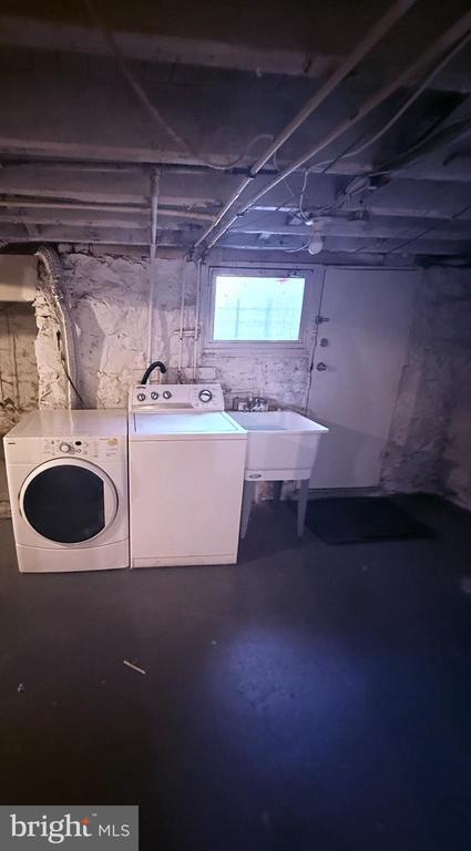 Building Photo - 824 E 33rd St