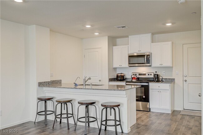 Building Photo - 360 Summer Sparrow Ave